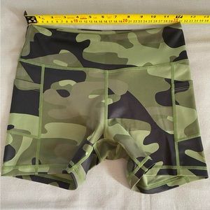 Zyia women’s green camo light n tight hustle shorts